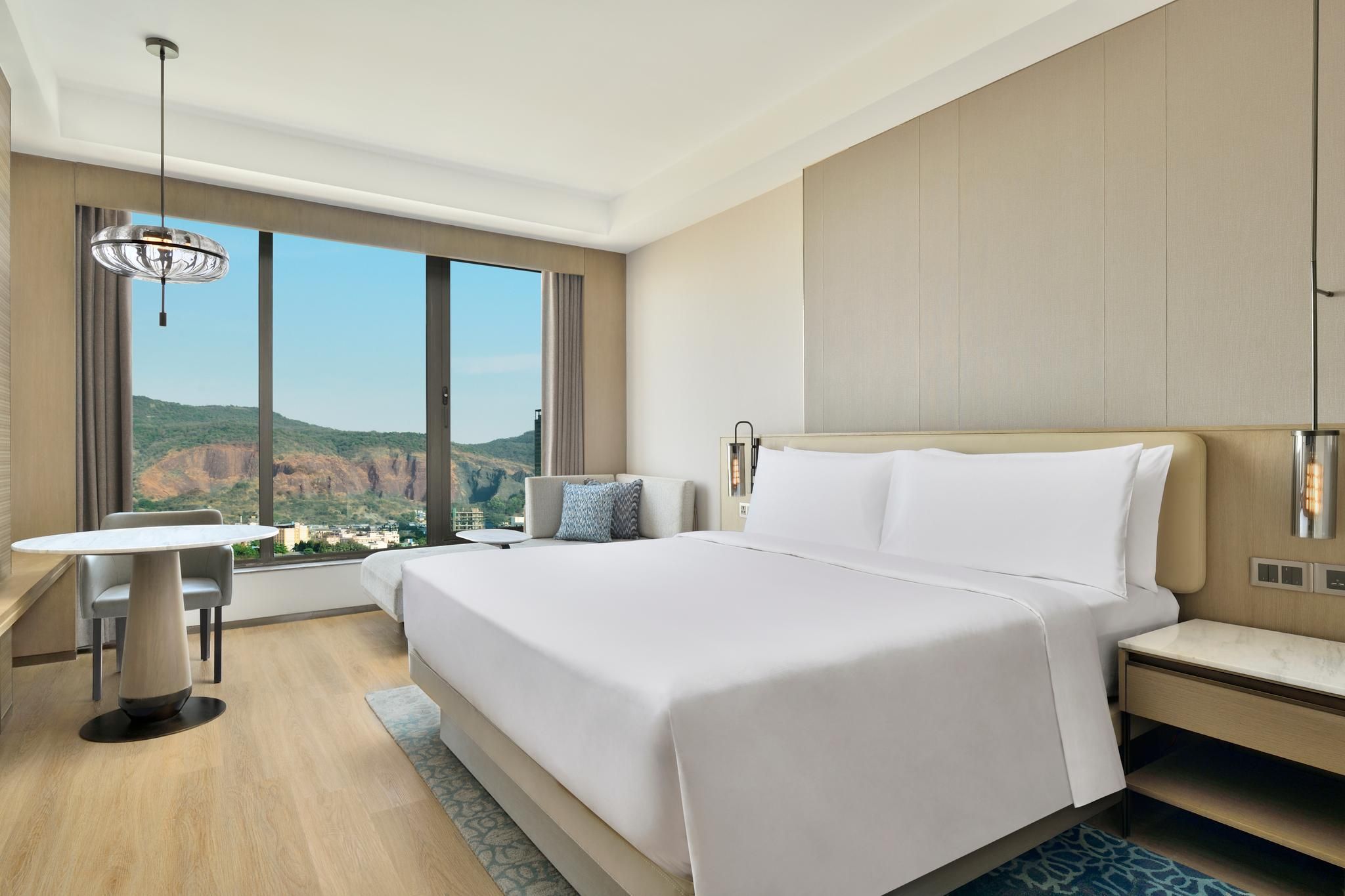 Executive lounge access, Club Guest room, 1 King, Hill view