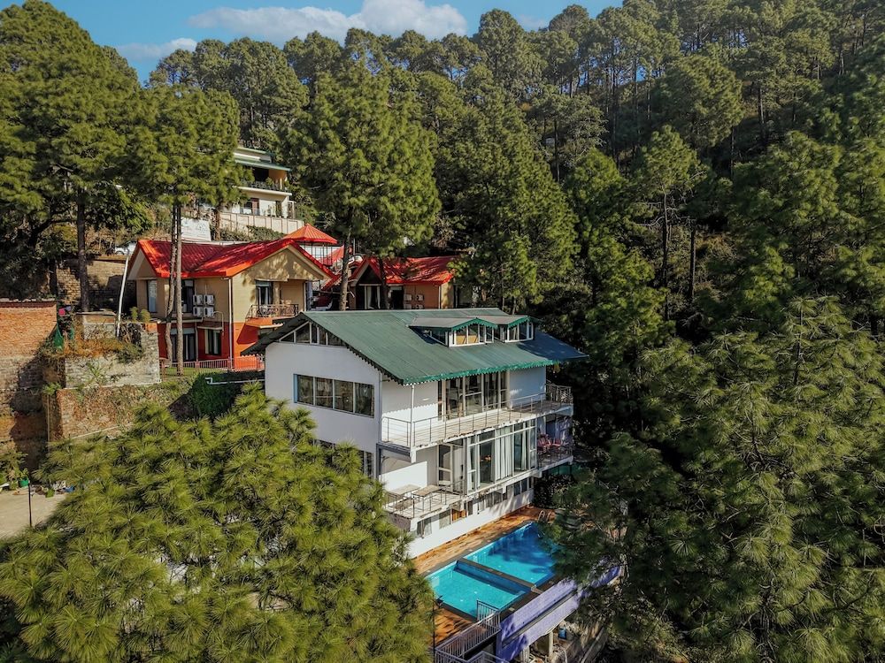 Alaya Stays 3BHK Golden Meadow Villa