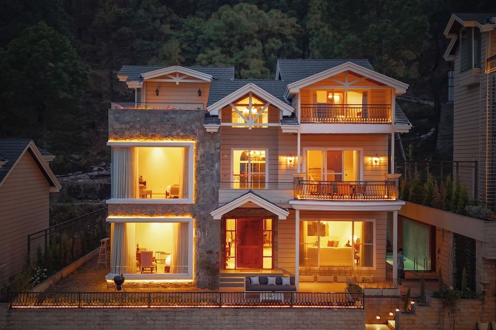ELIVAAS privé Royce Rose 4BHK Hilltop