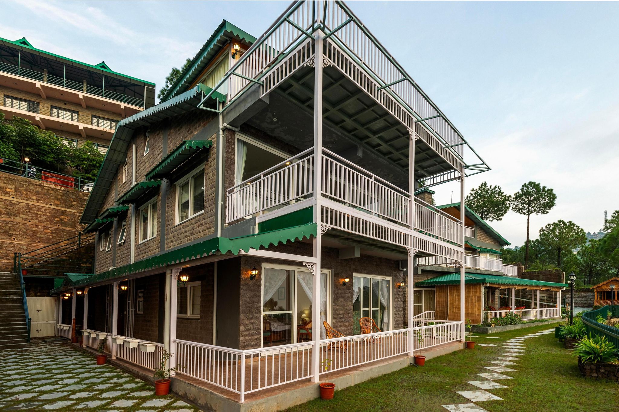 ELIVAAS Goldencrest 6 BHK Villa