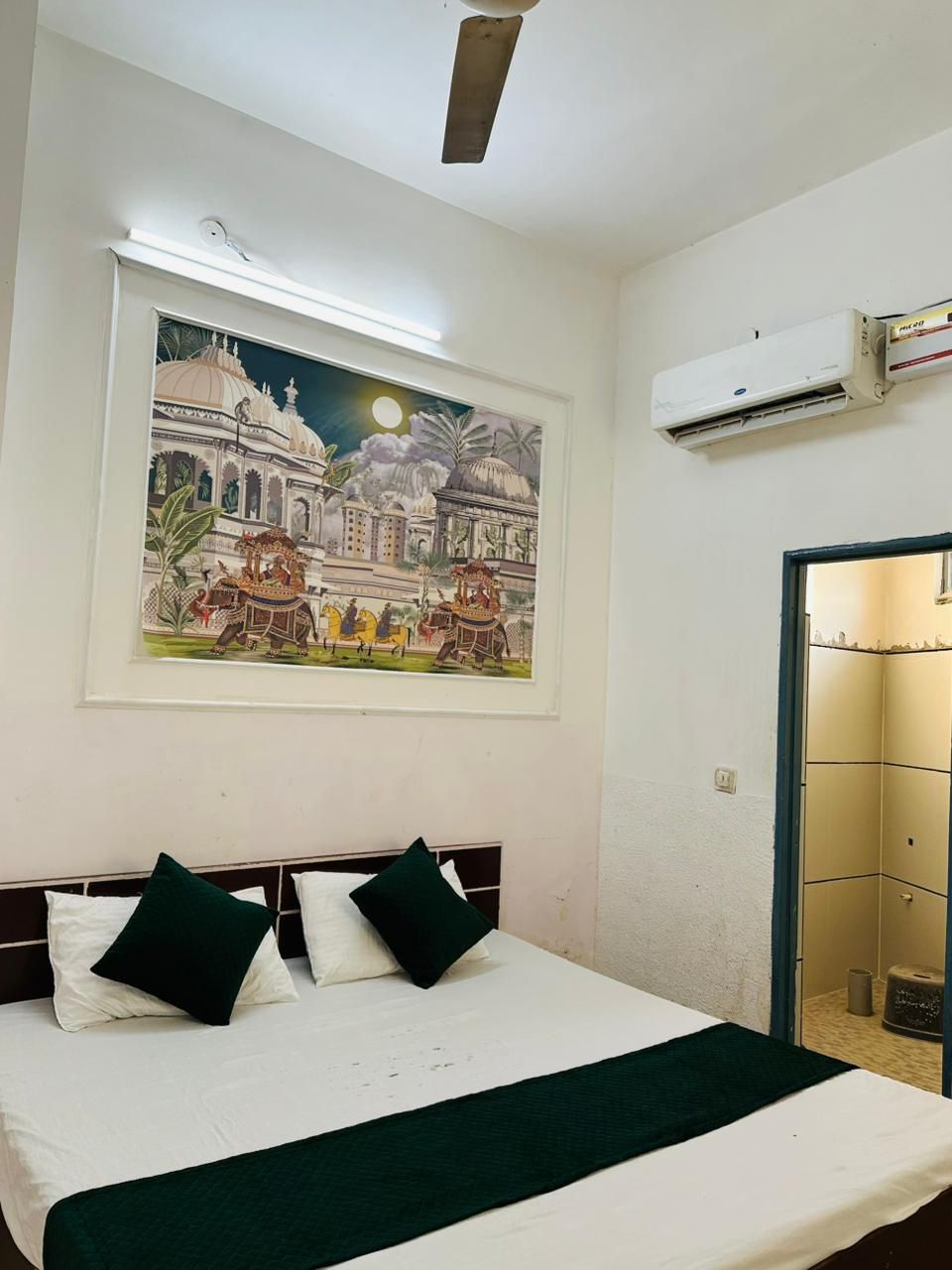 Hotel Park View - 100 Ft Road Deluxe Room 7