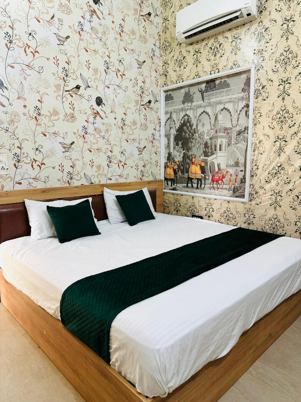 Hotel Park View - 100 Ft Road Deluxe Room 4