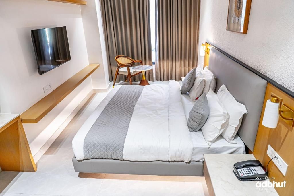 RS GALAXY HOTEL GANGA VIEW Standard Room with Mountain View 3