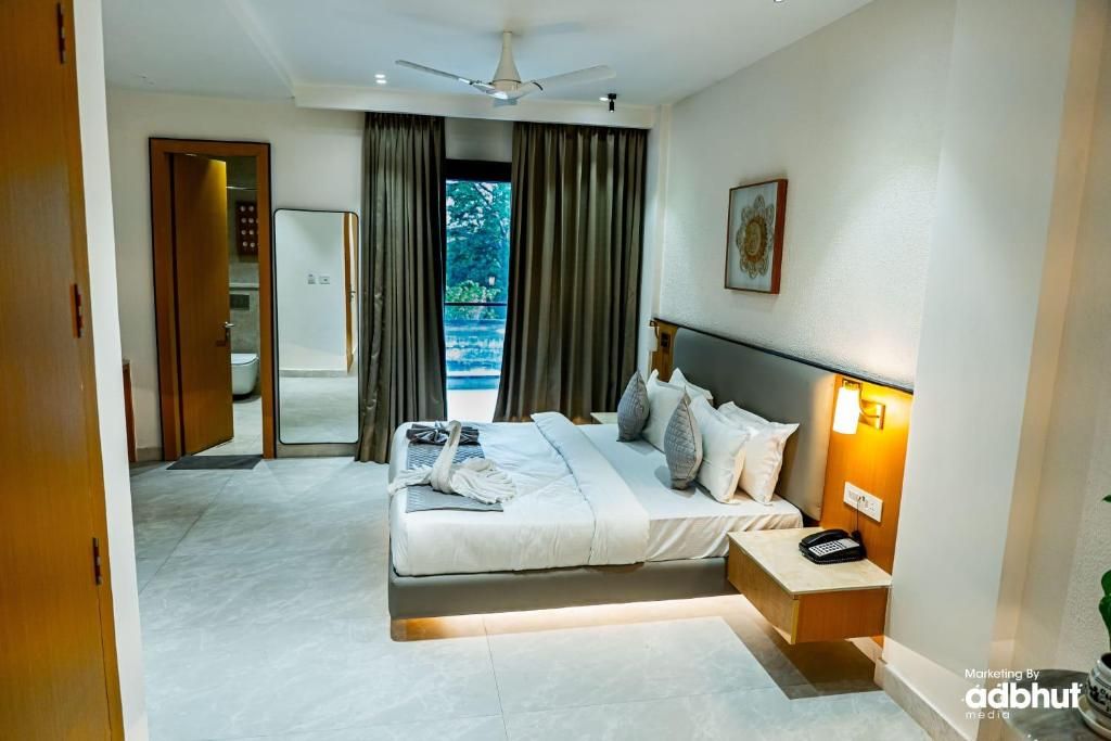 RS GALAXY HOTEL GANGA VIEW Premiun Pro with Ganga & Mountain View