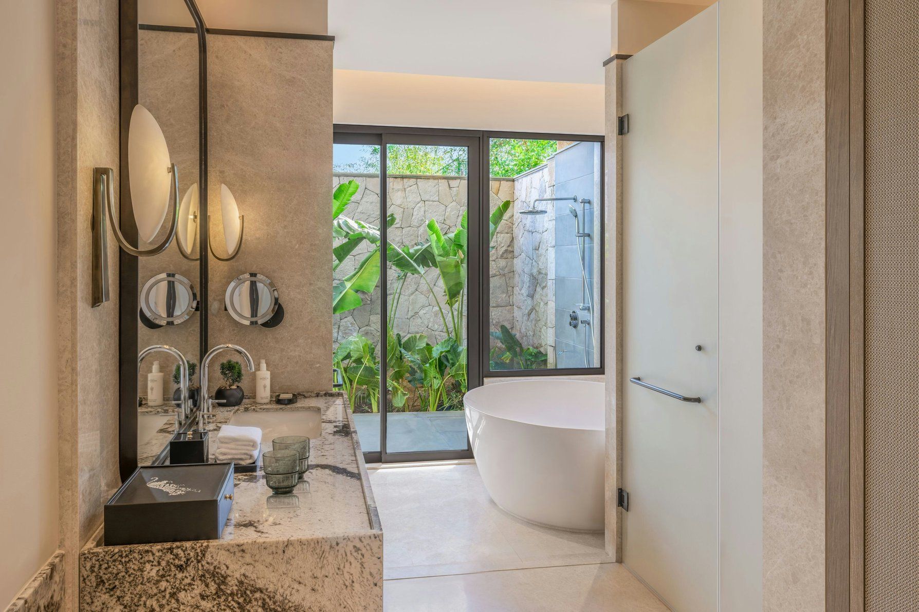 Junior Suite King with Private Garden, Washroom