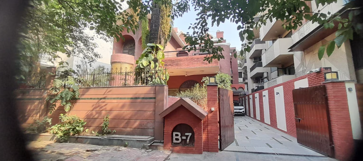 Red Brick Home by Earthaa Escapes, Delhi