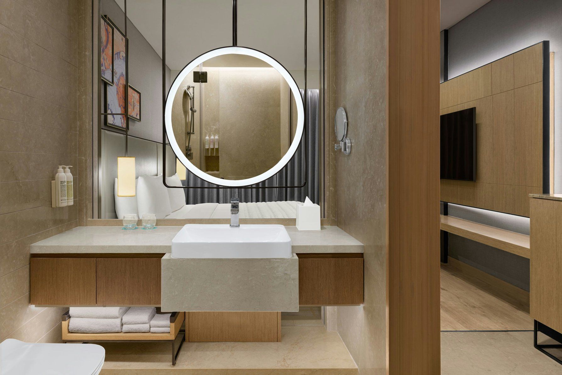 Deluxe room bathroom