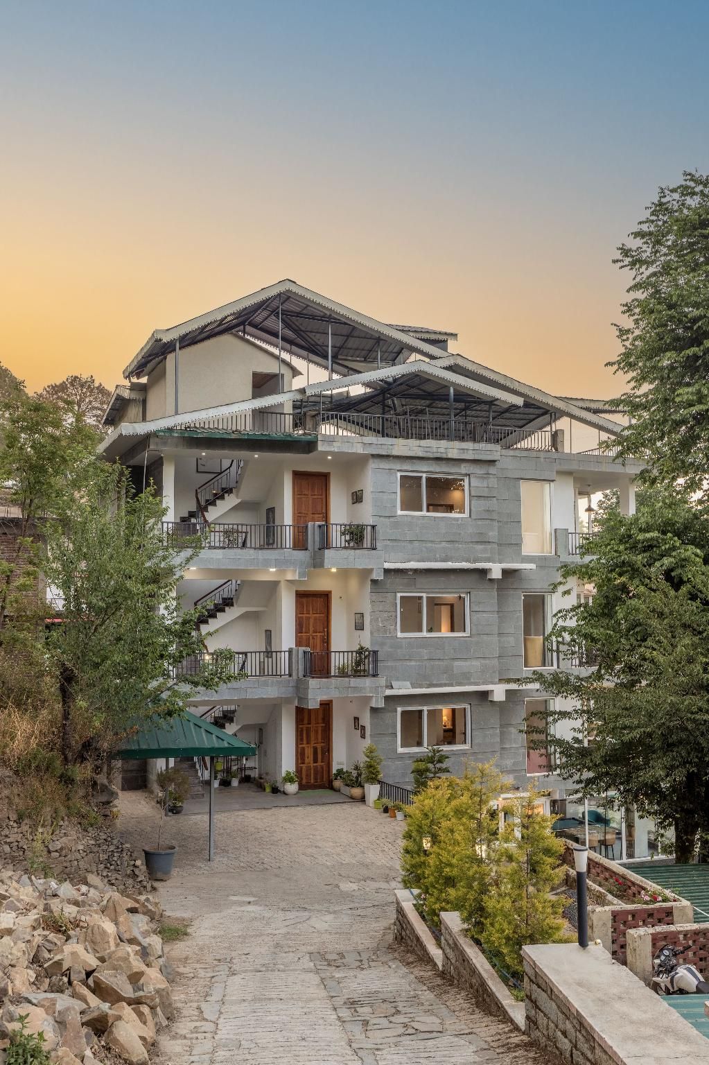 Luxury 2 BHK with Garden & Hill View in Kasauli