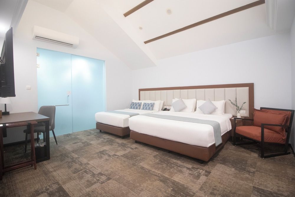 Santa Grand Hotel East Coast, a NuVe Group Collection Family Room with Skylight & Bathtub - No Window 4