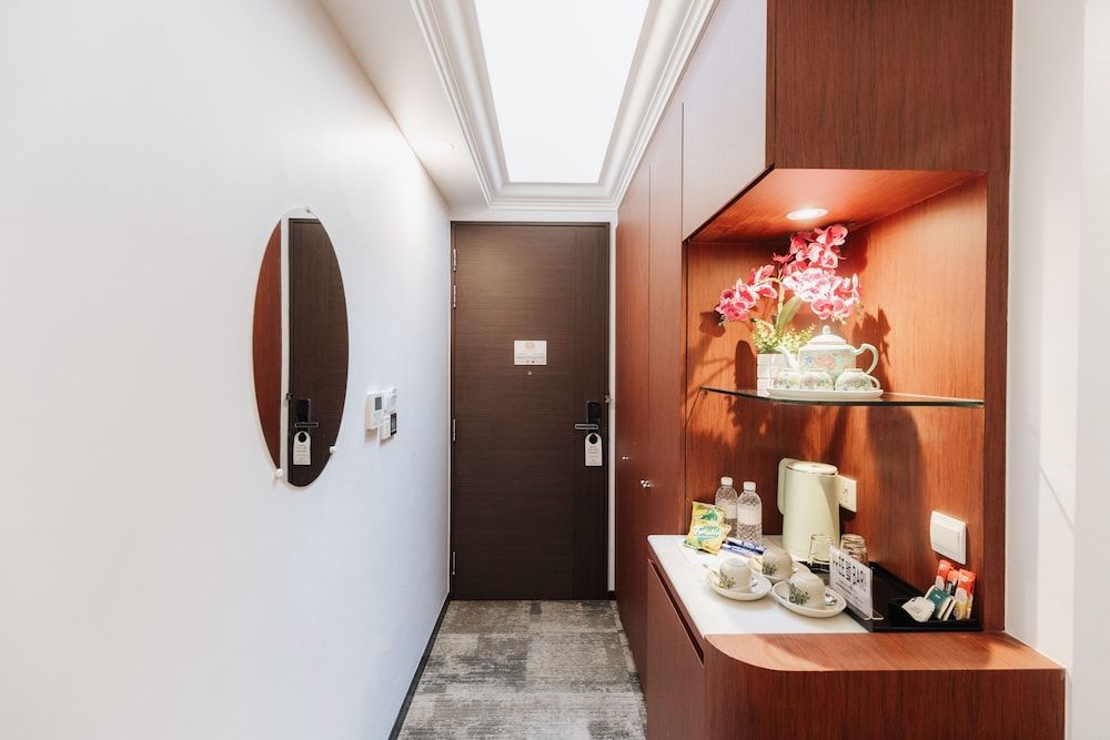 Santa Grand Hotel East Coast, a NuVe Group Collection Family Room with Skylight & Bathtub - No Window 5