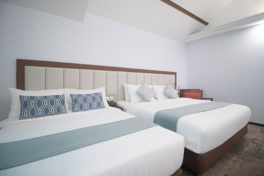 Santa Grand Hotel East Coast, a NuVe Group Collection Family Room with Skylight & Bathtub - No Window