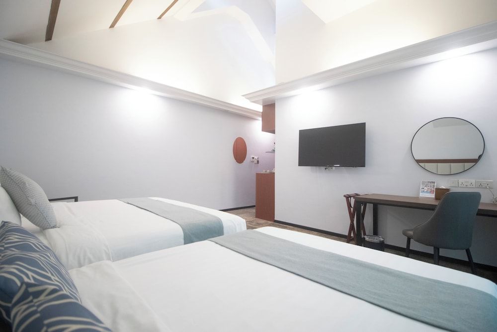 Santa Grand Hotel East Coast, a NuVe Group Collection Family Room with Skylight & Bathtub - No Window 2