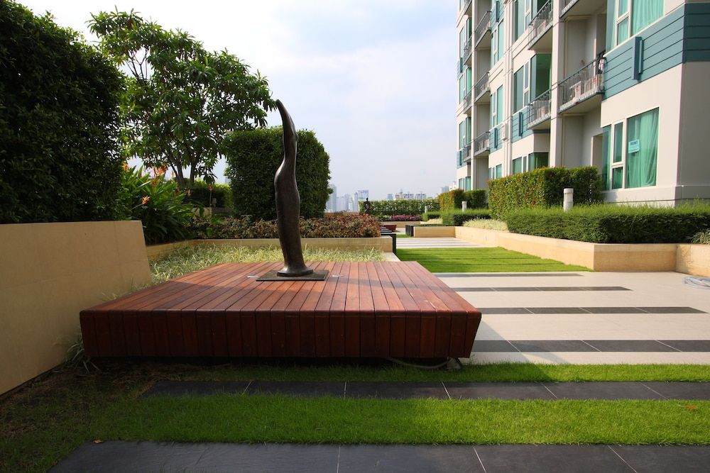 undefined IVY THONGLOR 55 4