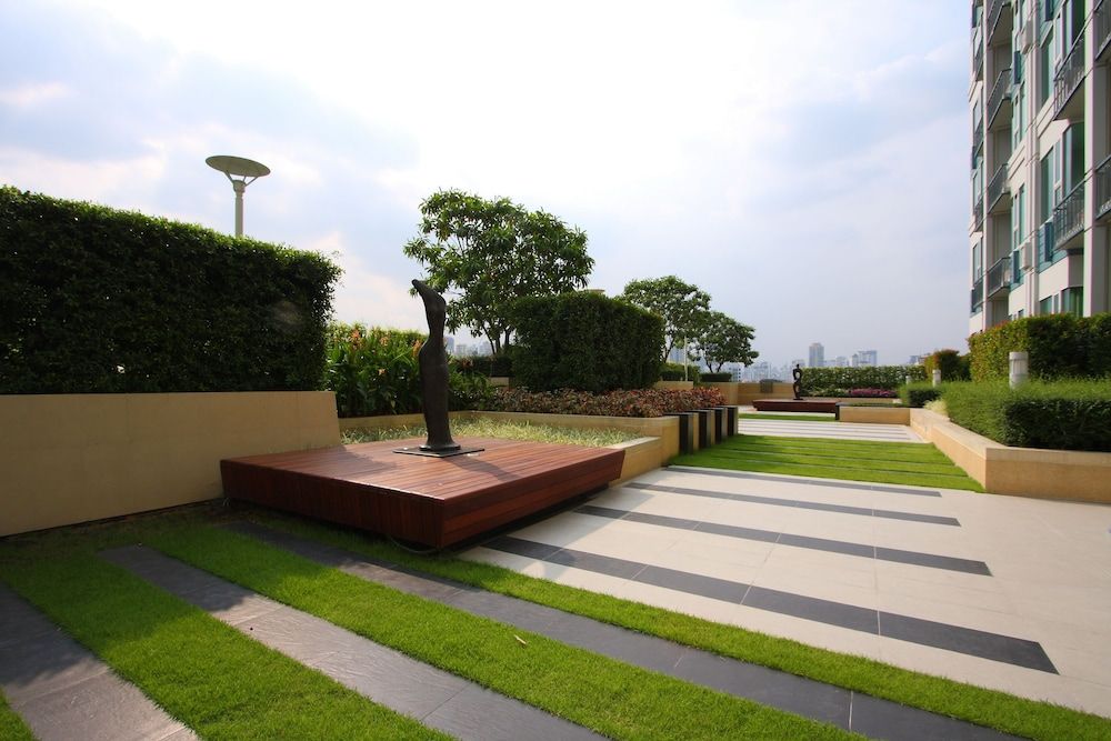 undefined IVY THONGLOR 55 9