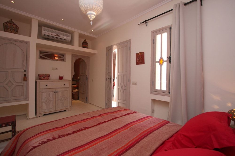 Riad Tahani Comfort Double Room ,Pool view 3