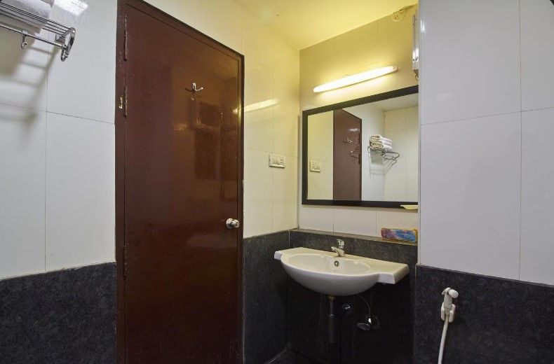 Hotel Annamalai International Deluxe Double A/C 5