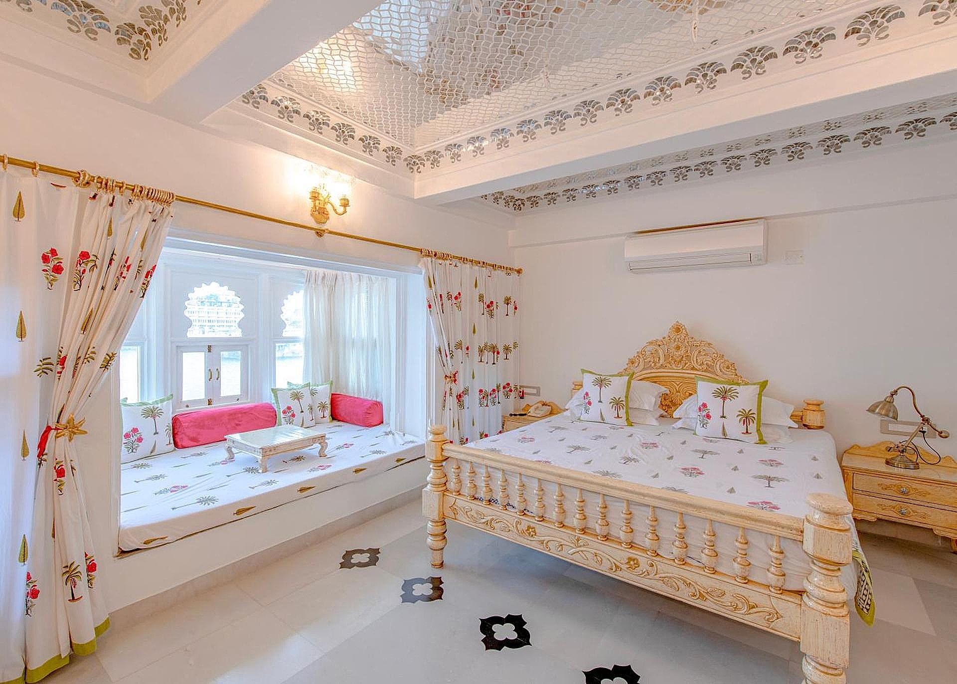 Jagat Niwas Palace Heritage Room (Lake Facing) 2