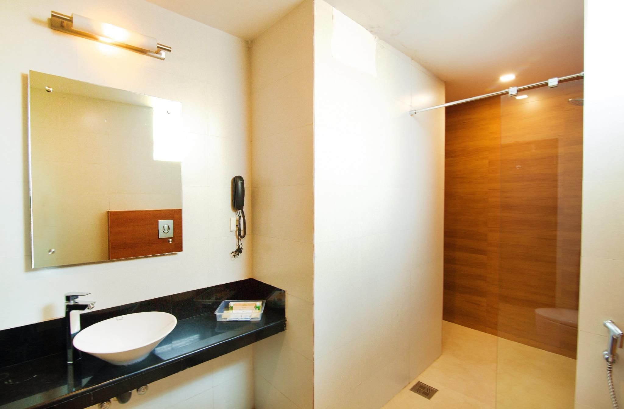 Royal Omars Standard Room Non AC 4