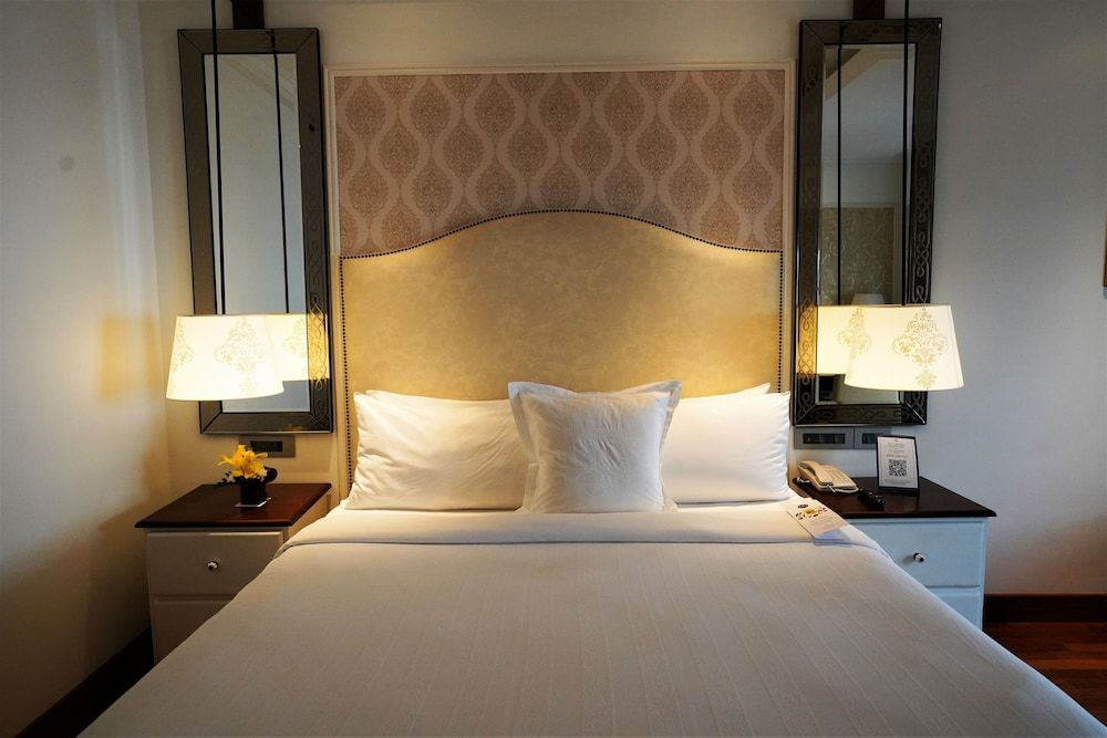 Club Room, 1 Queen Bed, Smoking, Tower