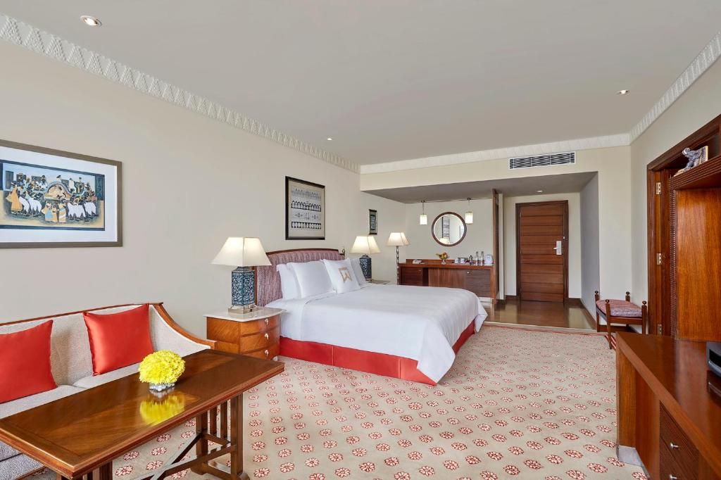 Club Room, 1 King Bed, Non Smoking, City View