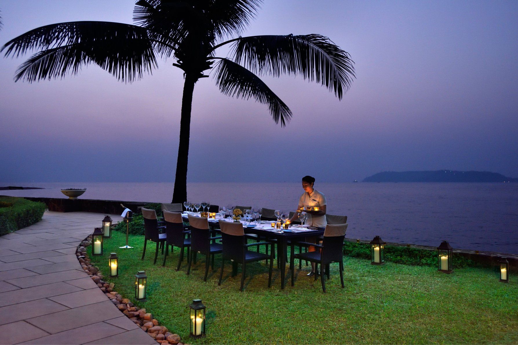 South Central Lawns- Dinner Set up