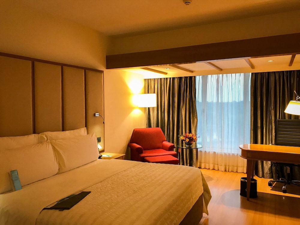 Club Room, 2 Twin Beds, City View