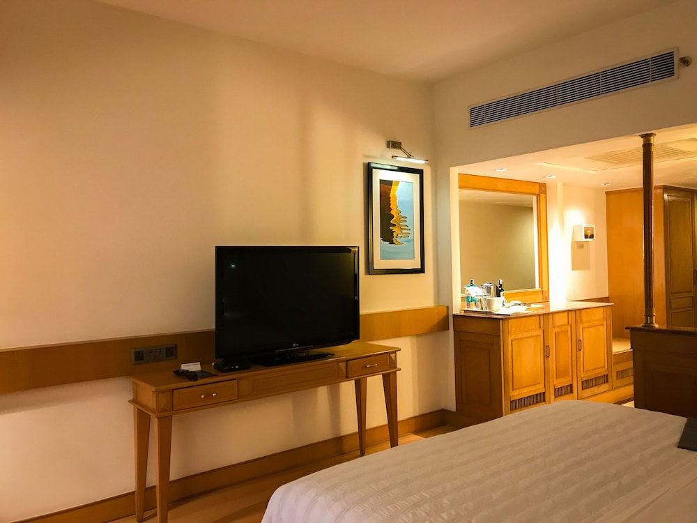 Club Room, 1 King Bed, City View