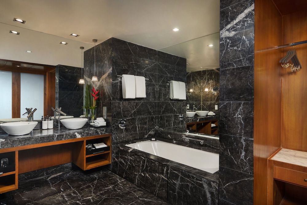 InterContinental Marine Drive Mumbai, an IHG Hotel Junior Suite, 1 King Bed, Bay View 7