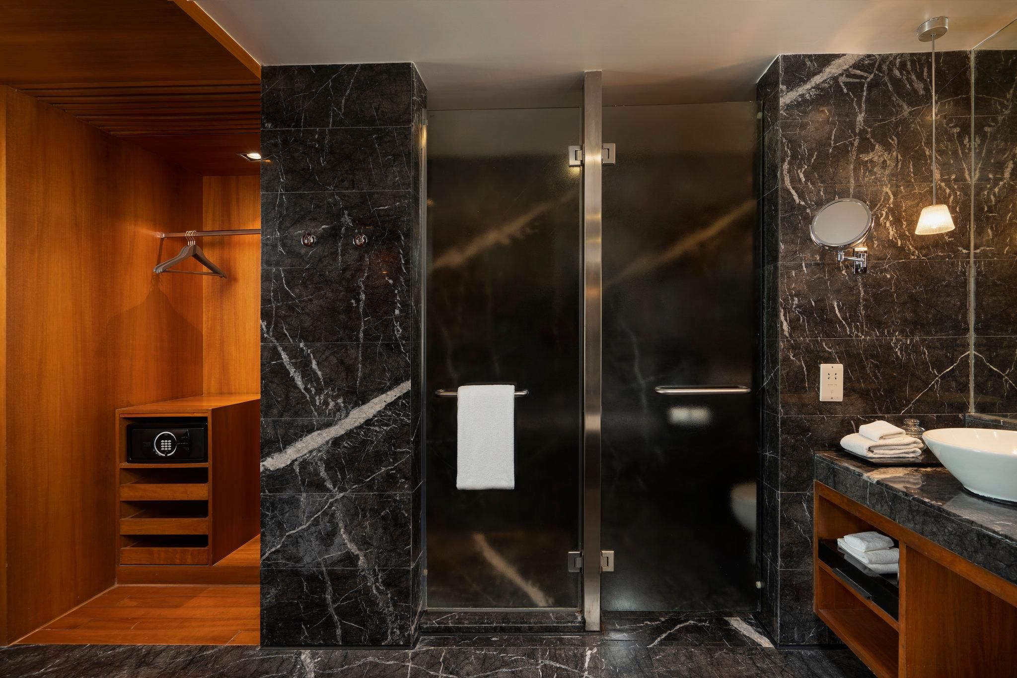 InterContinental Marine Drive Mumbai, an IHG Hotel Junior Suite, 1 King Bed, Bay View 5