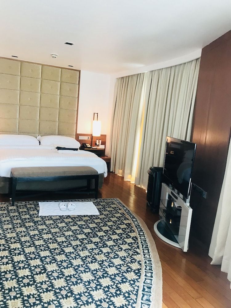 InterContinental Marine Drive Mumbai, an IHG Hotel Junior Suite, 1 King Bed, Bay View 4