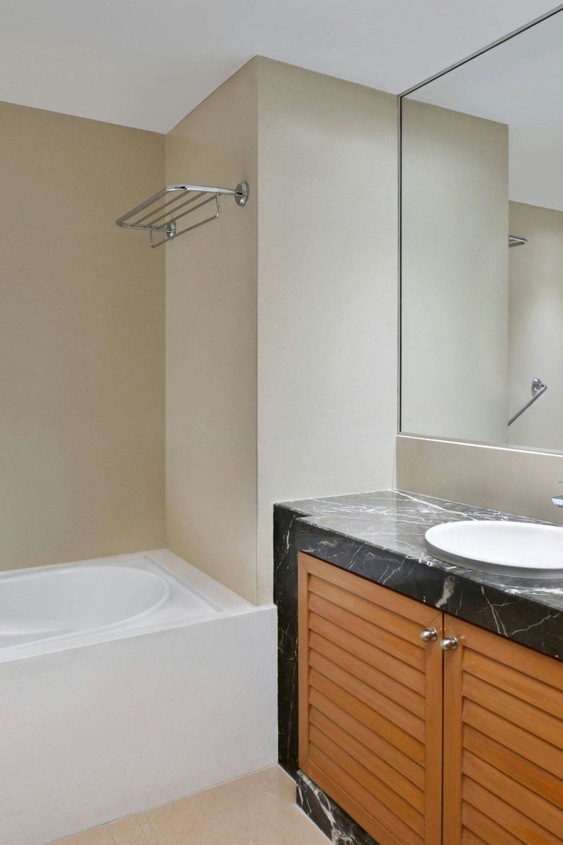 Suite Bathroom – Shower/Tub