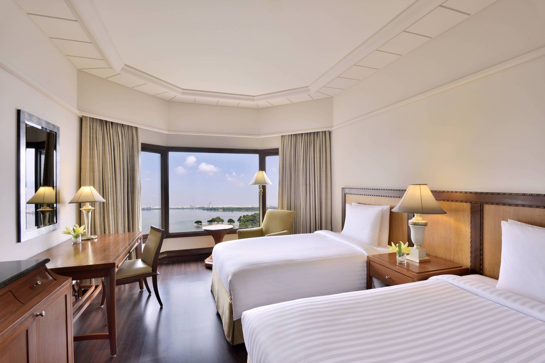 Executive lounge access, Guest room, 2 Queen, Lake view