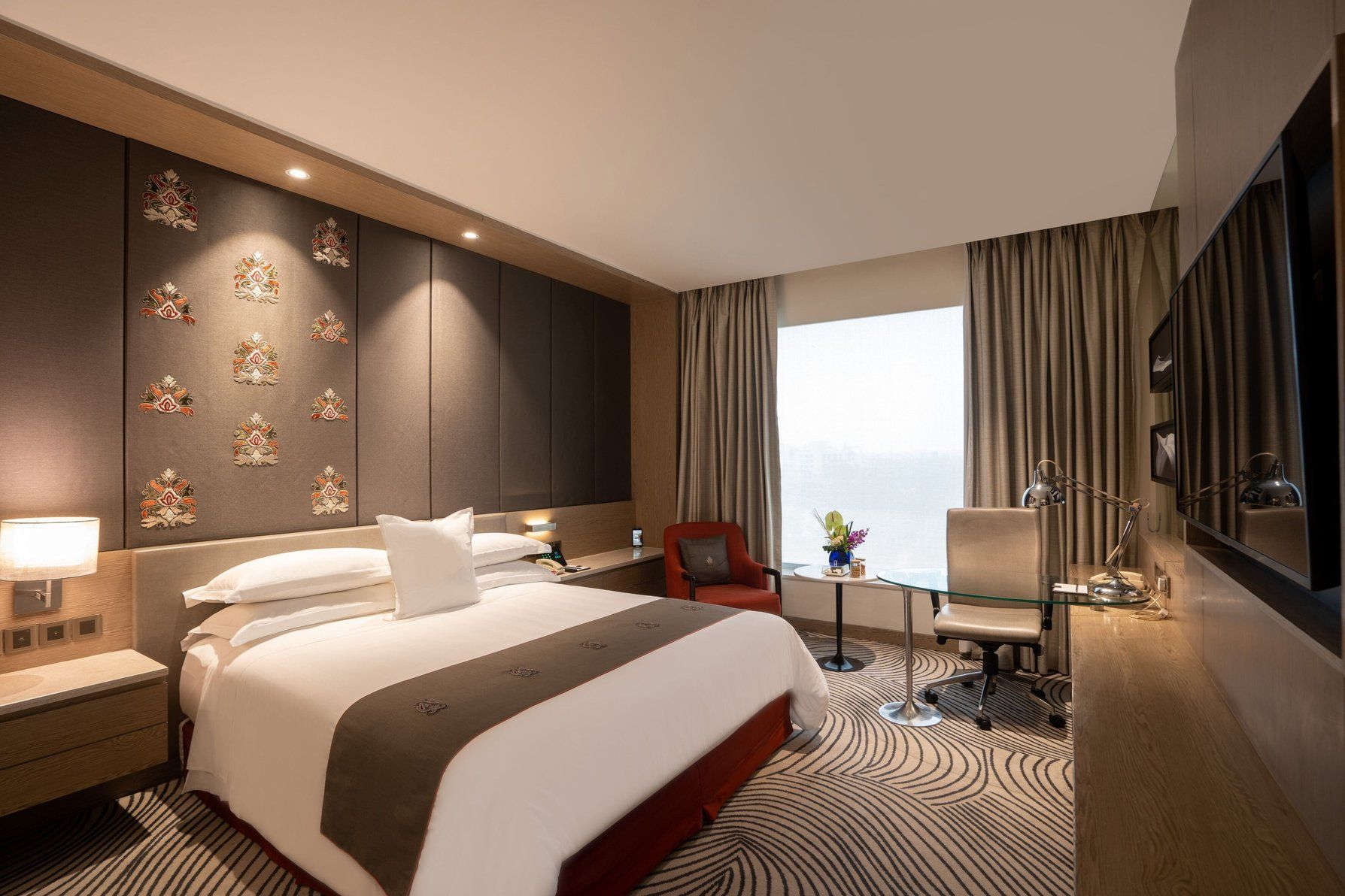 Sheraton New Delhi Hotel Deluxe Room, Guest room, King, City view, Pool access 2