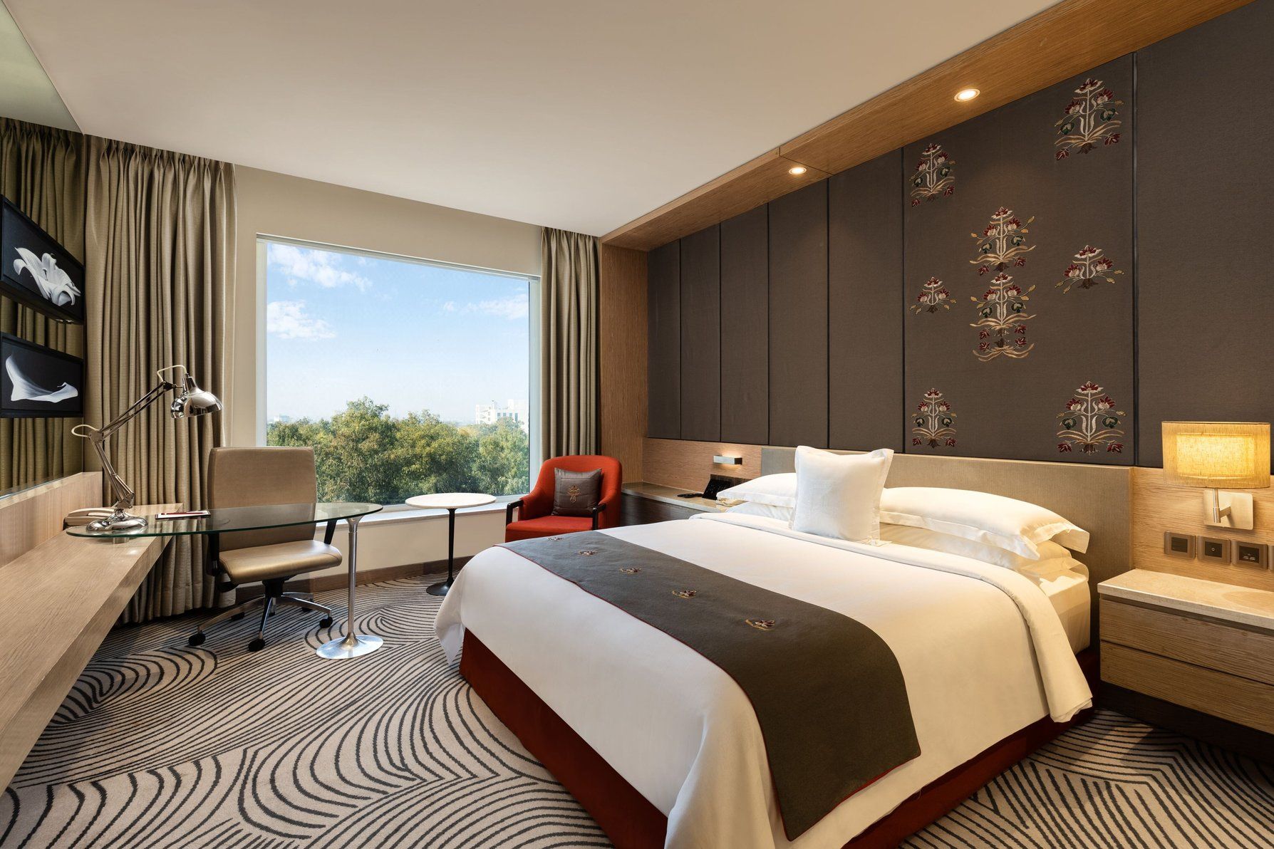 Enhance your visit with Happy Hours at Lounge Bar