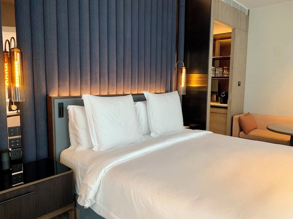 Four Seasons Hotel Mumbai Superior Room, 1 King Bed 3