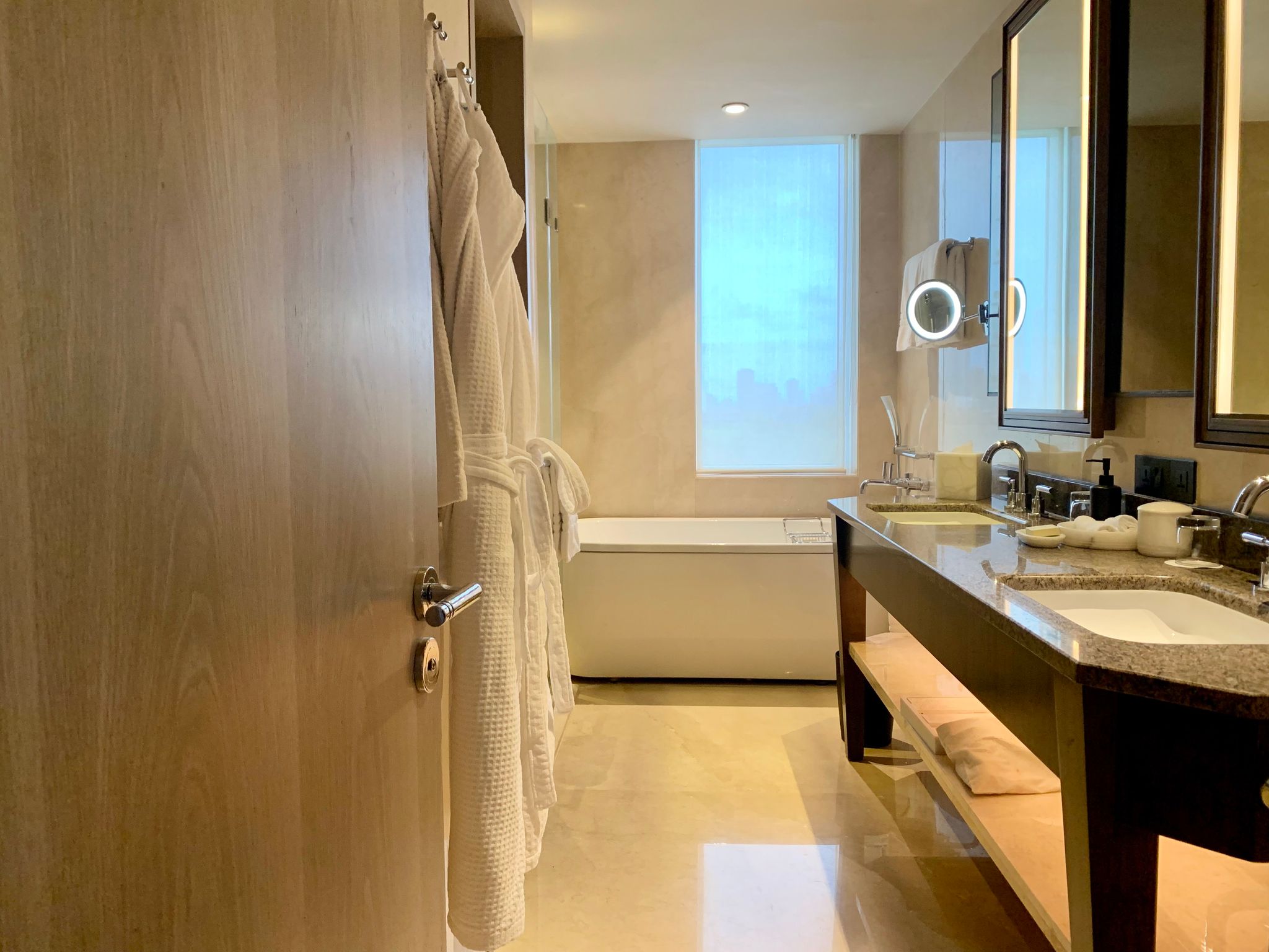 Four Seasons Hotel Mumbai Superior Room, 1 King Bed 5