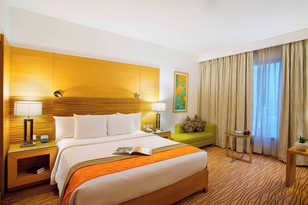 Courtyard by Marriott Gurugram Downtown Room, 1 King Bed, Non Smoking 2