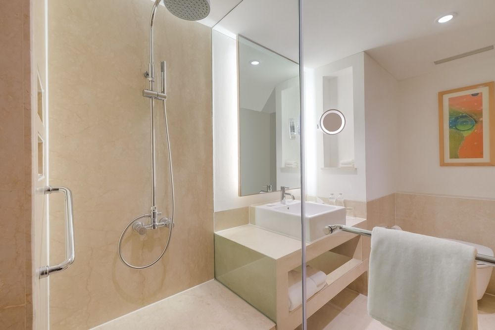 Courtyard by Marriott Gurugram Downtown Room, 1 King Bed, Non Smoking 7