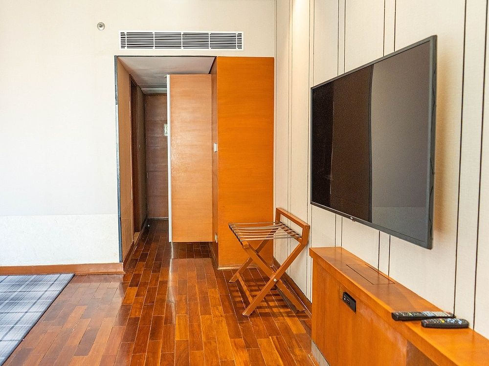 Hyatt Centric Janakpuri New Delhi Room, 2 Twin Beds, Pool Access, Pool View 6