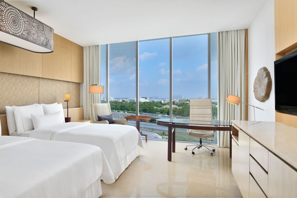 Club Room, 2 Queen Beds, City View
