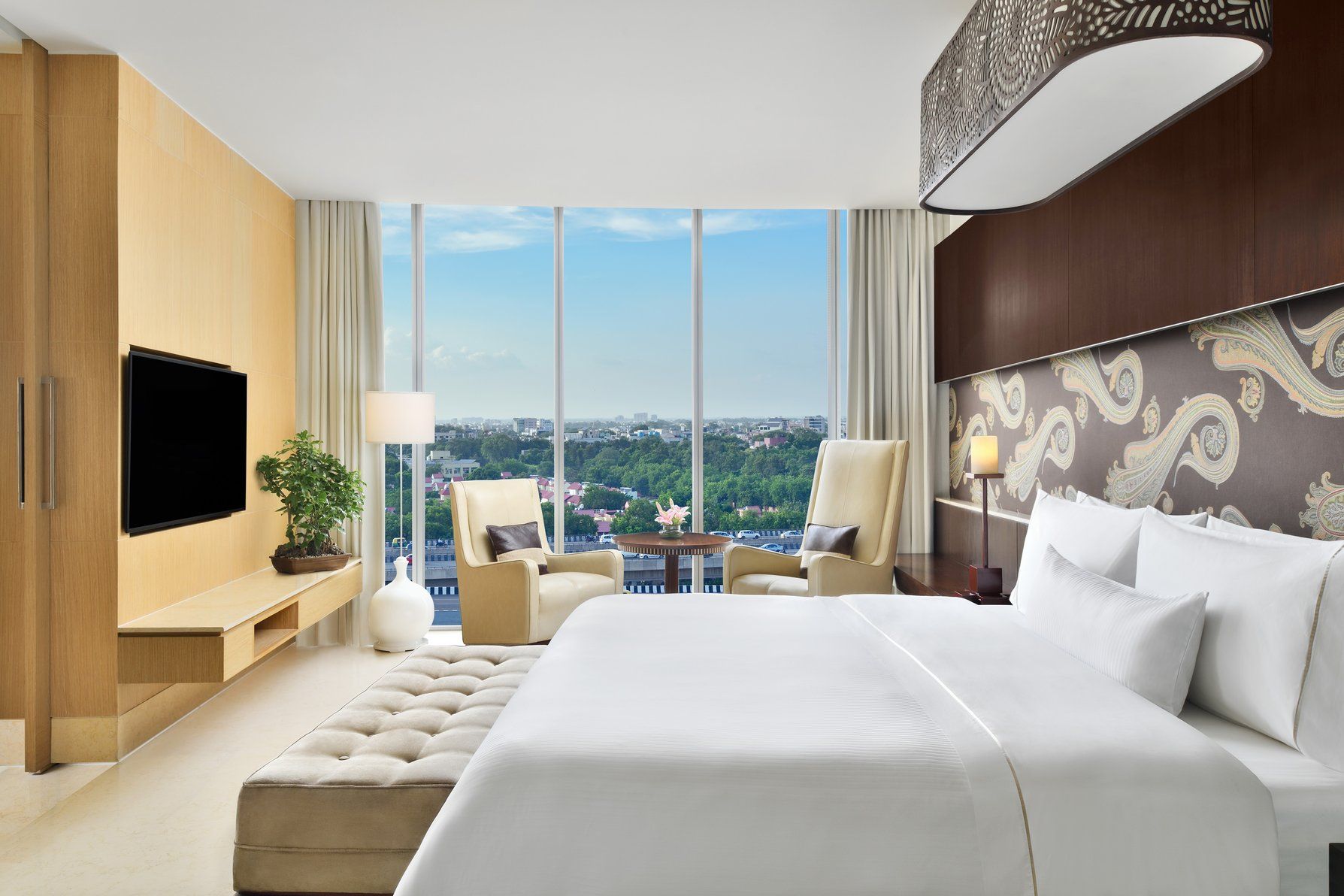 Club lounge access, 1 Bedroom Suite, 1 King, City view