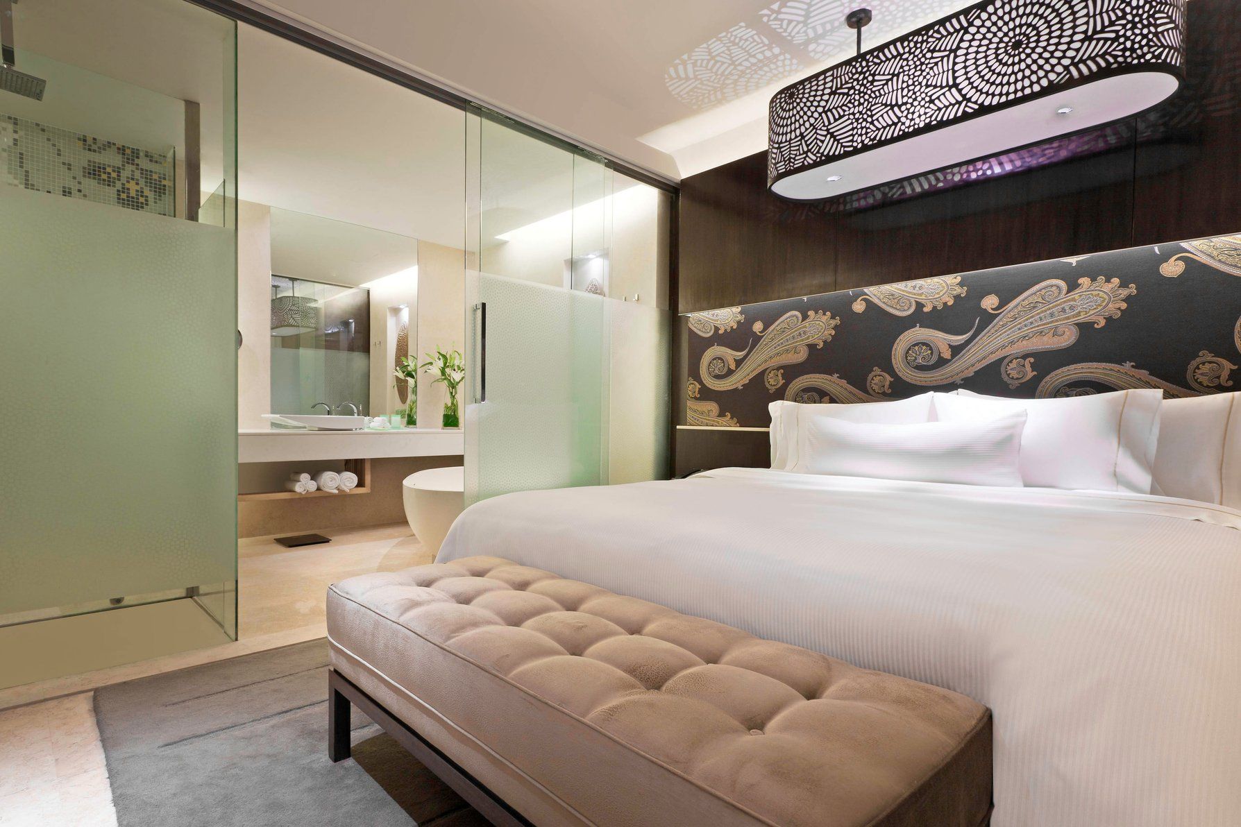 Club lounge access, 1 Bedroom Suite, 1 King, City view, Corner room