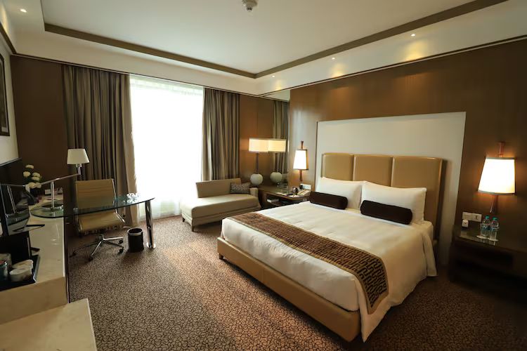 Standard Room, 1 King Bed, Business Lounge Access (Top Floor)