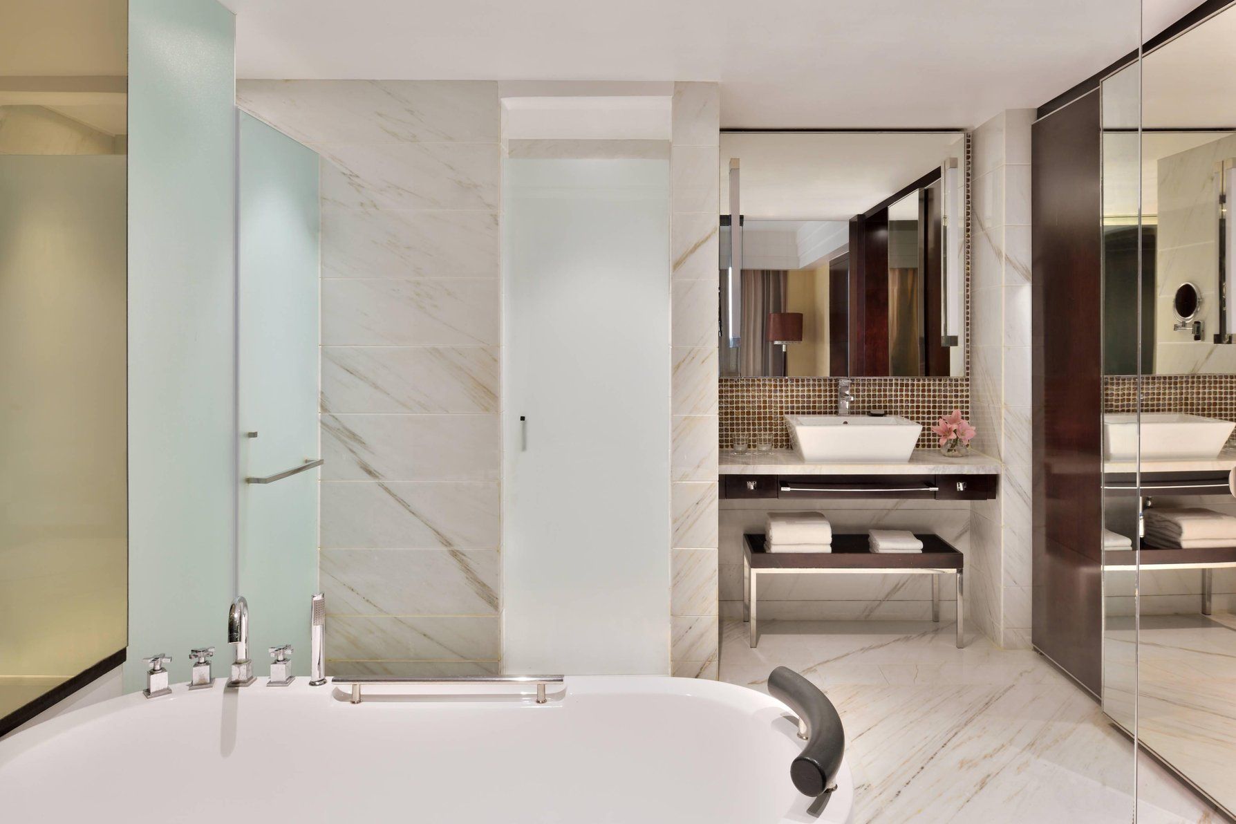 Deluxe Suite Bathroom