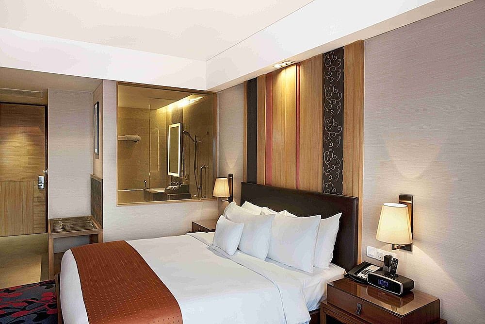 Standard Room, 1 King Bed, Smoking, Pool View