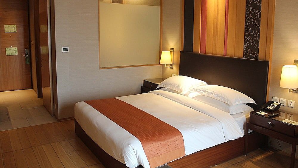 Standard Room, 1 King Bed, Smoking, Pool View