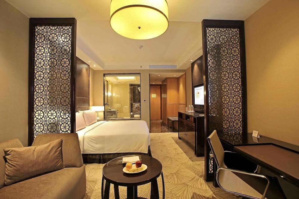 Standard Room, 1 King Bed, Accessible, Pool View