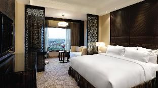 1 King Accessible 1 Bedroom Suite Roll In Shower