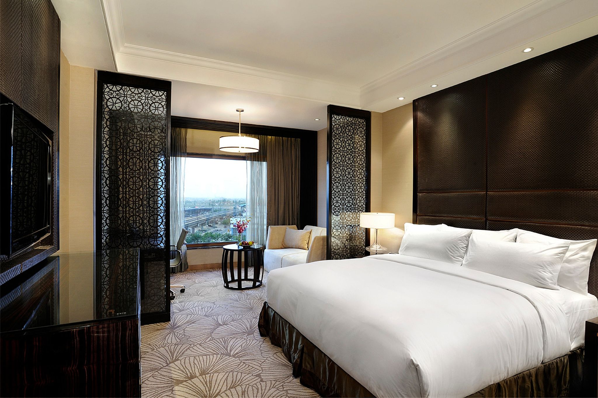 Standard Room, 1 King Bed, Accessible, Pool View