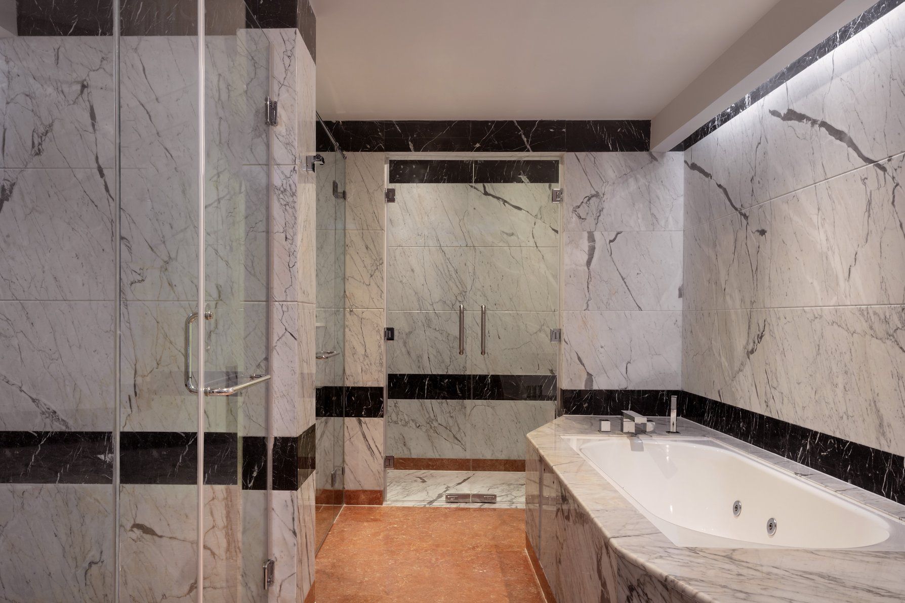 Suite Bathroom – Tub
